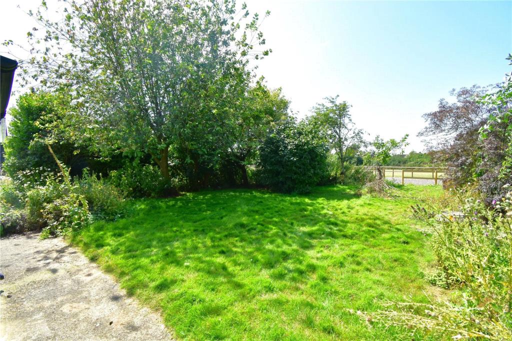 Lot: 7 - SEMI-DETACHED FARM COTTAGE FOR IMPROVEMENT - Garden grounds